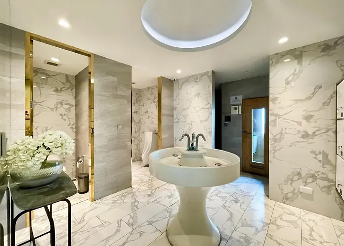 Near Bts L Centralworld L Pool And Sauna 曼谷